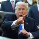 Weitere Kriegsschiffe seien unterwegs in Richtung Iran, sagt US-Präsident Donald Trump. - Bild: Evan Vucci/AP/dpa