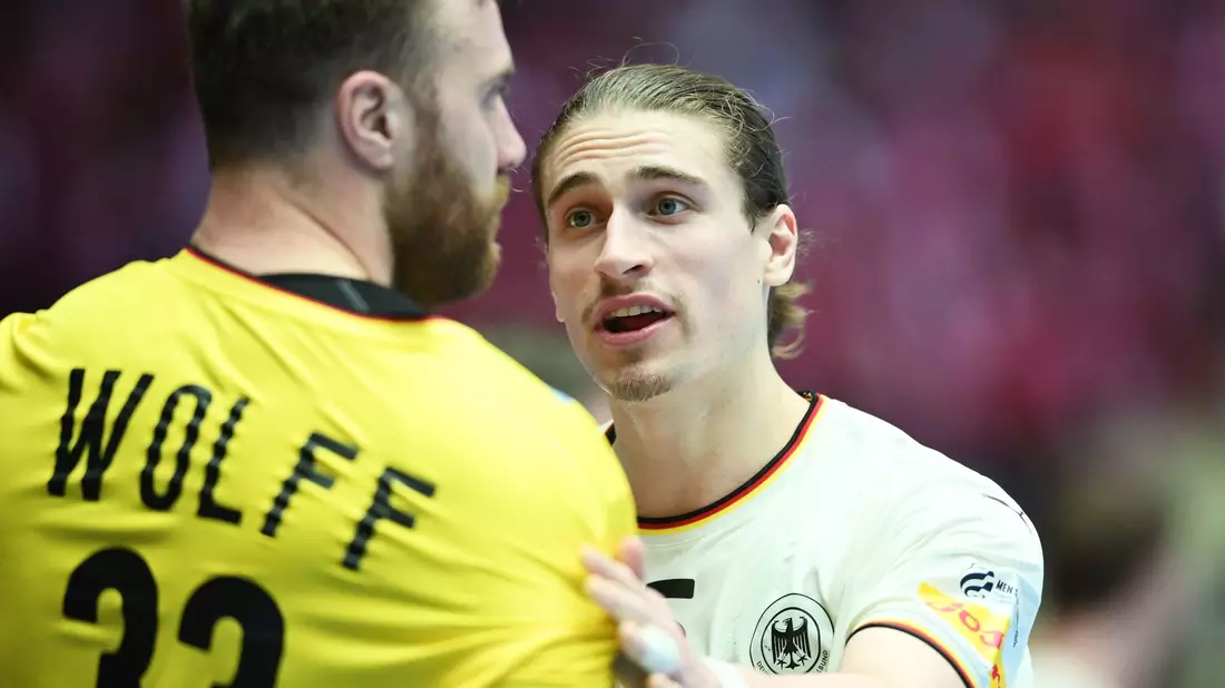 Diskussionsbedarf zwischen Andreas Wolff und Juri Knorr. - Bild: Sina Schuldt/dpa