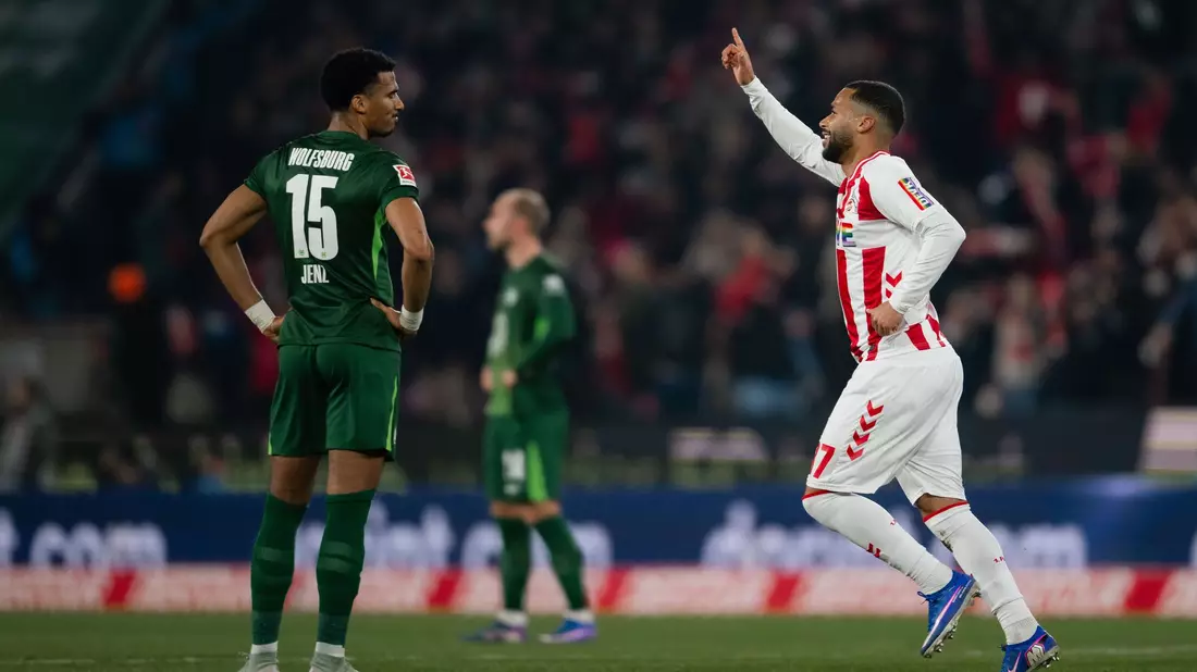 Kölns Linton Maina jubelt über sein Tor zum 1:0 gegen Wolfsburg.  - Bild: Marius Becker/dpa