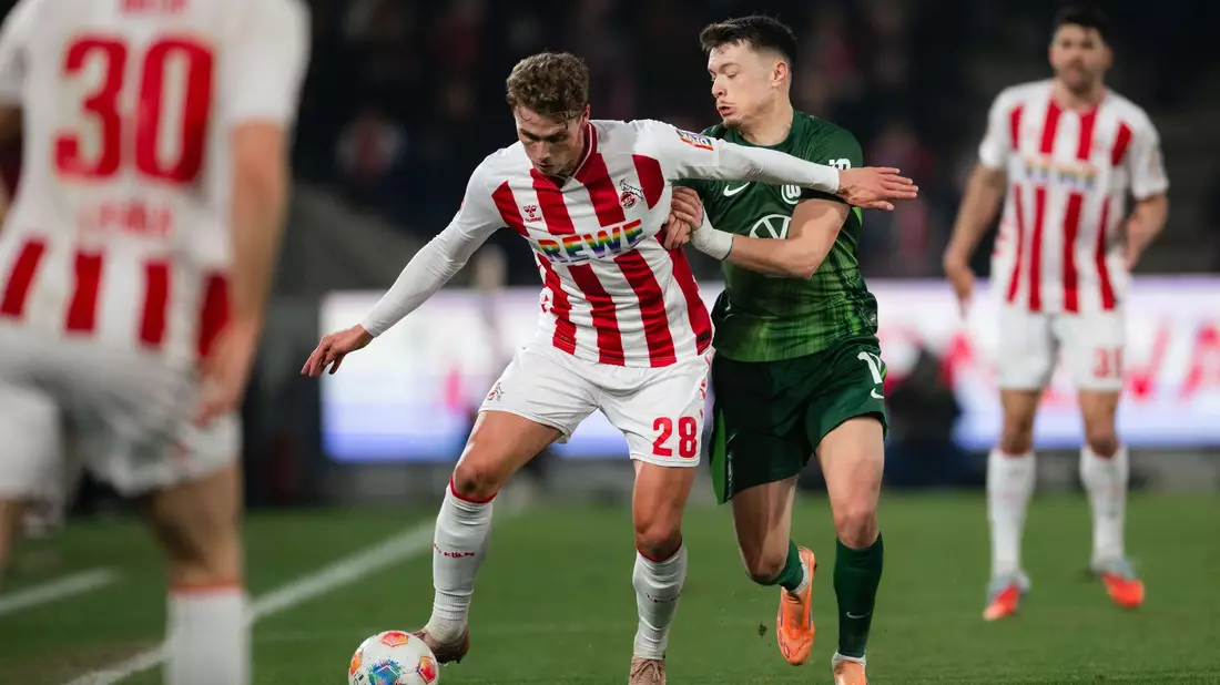 Kölns Sebastian Sebulonsen und Wolfsburgs Dzenan Pejcinovi? kämpfen um den Ball. - Bild: Marius Becker/dpa
