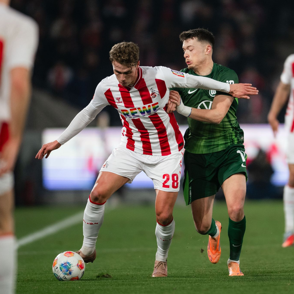 Kölns Sebastian Sebulonsen und Wolfsburgs Dzenan Pejcinovi? kämpfen um den Ball. - Foto: Marius Becker/dpa