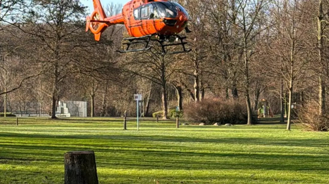 FW-E: Brandereignis im Essen-Nordviertel: Person erleidet schwere Brandverletzungen - Rettungshubschrauber im Einsatz - Bild: presseportal.de