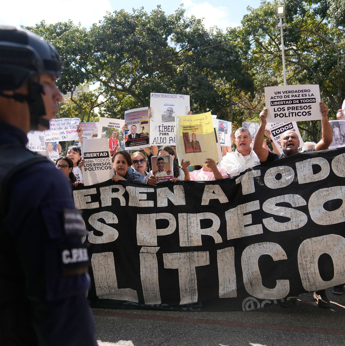 Angehörige und Menschenrechtsaktivisten haben die Freilassung aller politischen Gefangenen gefordert. (Archivbild) - Foto: Ariana Cubillos/AP/dpa