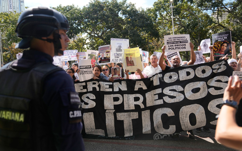Angehörige und Menschenrechtsaktivisten haben die Freilassung aller politischen Gefangenen gefordert. (Archivbild) - Foto: Ariana Cubillos/AP/dpa