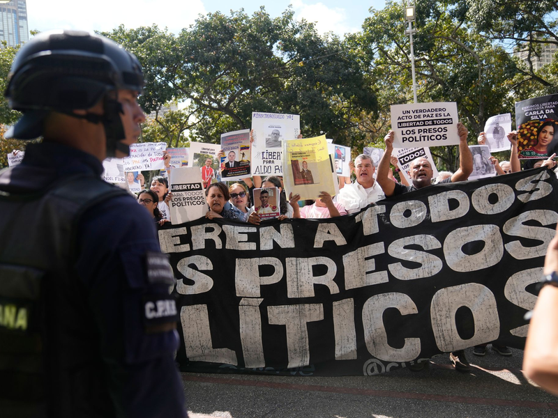 Angehörige und Menschenrechtsaktivisten haben die Freilassung aller politischen Gefangenen gefordert. (Archivbild) - Foto: Ariana Cubillos/AP/dpa