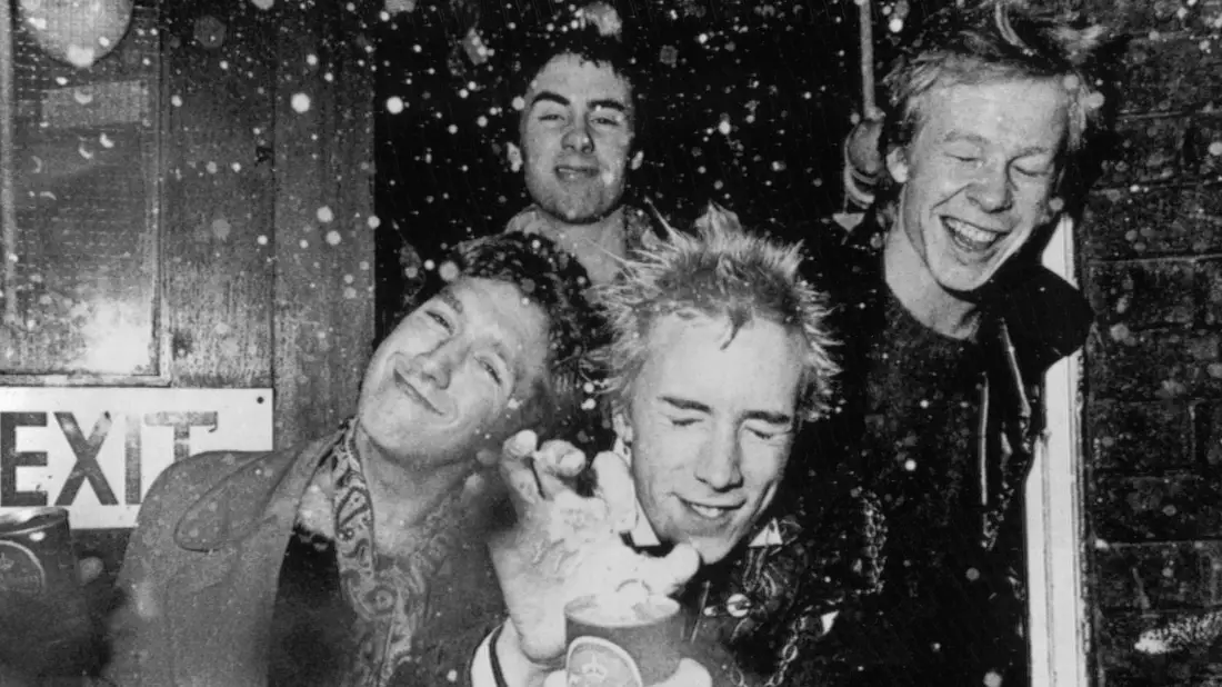 Die Sex Pistols: Steve Jones (l), Sid Vicious, John Lydon, Paul Cook. (Archivbild) - Bild: -/UPI/dpa