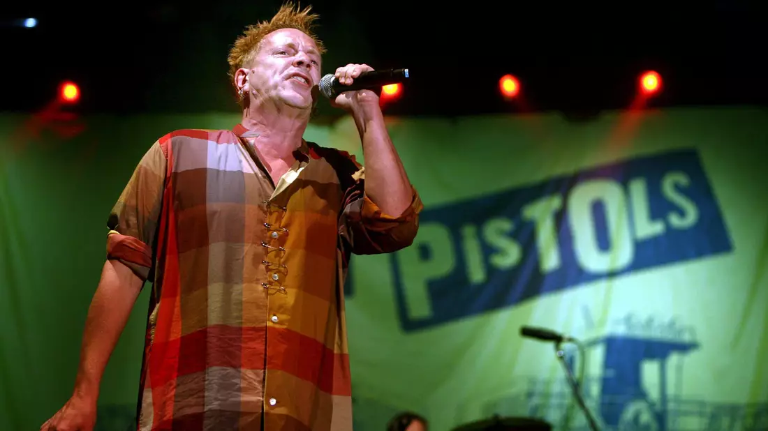 In den 90er und 2000er Jahren ging John Lydon alias Johnny Rotten wieder mit den Sex Pistols auf Tour. Inzwischen sind sie ohne ihn unterwegs. (Archivbild) - Bild: Turczyk/PAP/epa/dpa