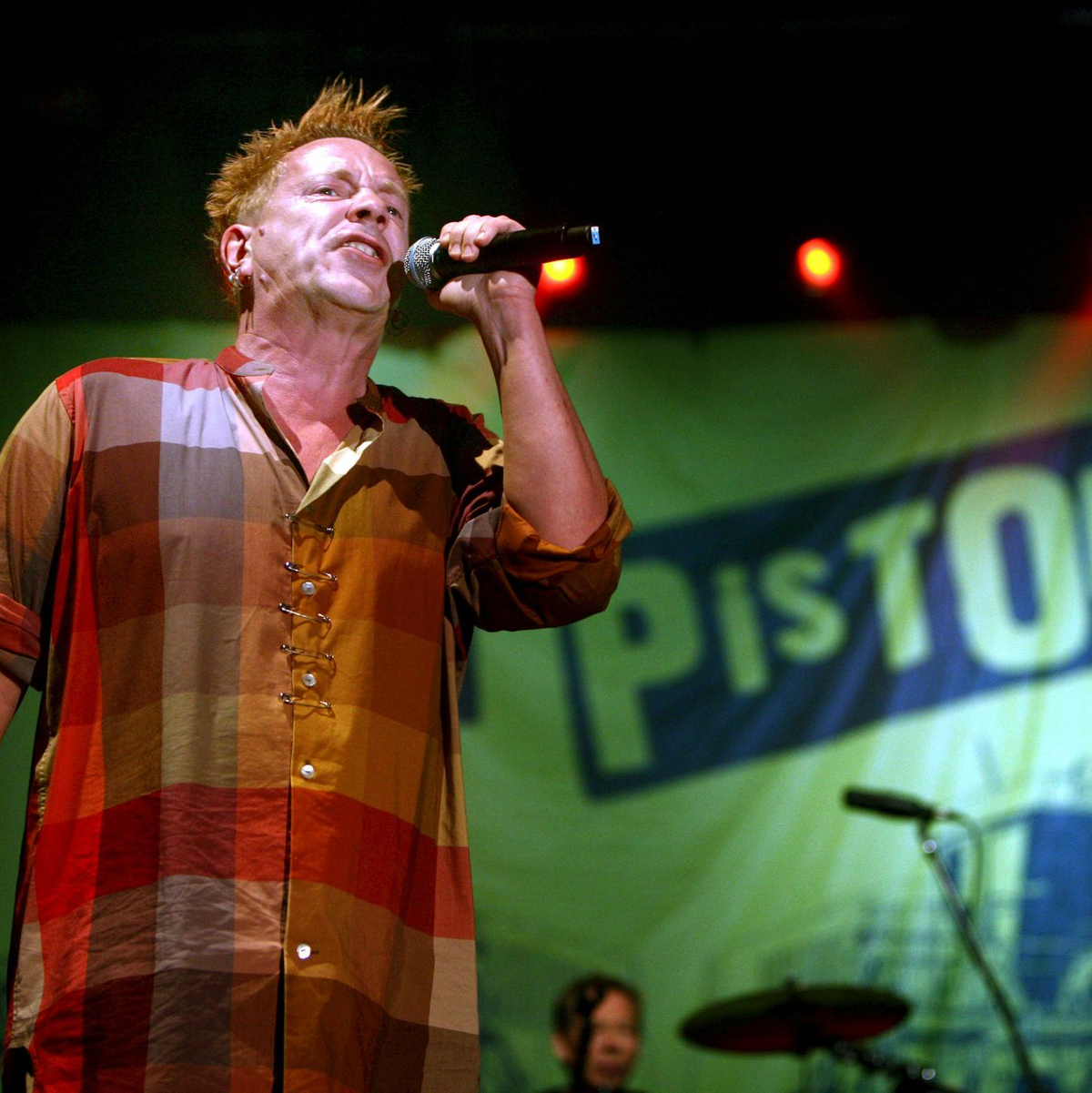 In den 90er und 2000er Jahren ging John Lydon alias Johnny Rotten wieder mit den Sex Pistols auf Tour. Inzwischen sind sie ohne ihn unterwegs. (Archivbild) - Foto: Turczyk/PAP/epa/dpa