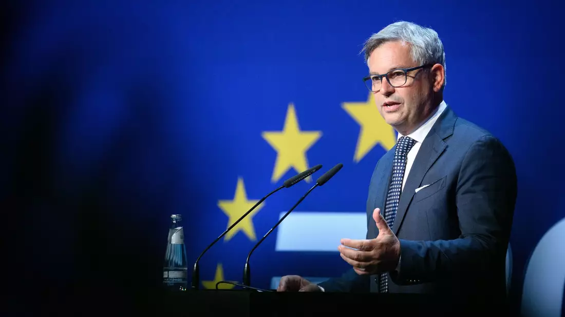 EU-Migrationskommissar Magnus Brunner setzt sich für die Abschiebung von Straftätern nach Syrien ein. (Archivbild)  - Bild: Bernd von Jutrczenka/dpa