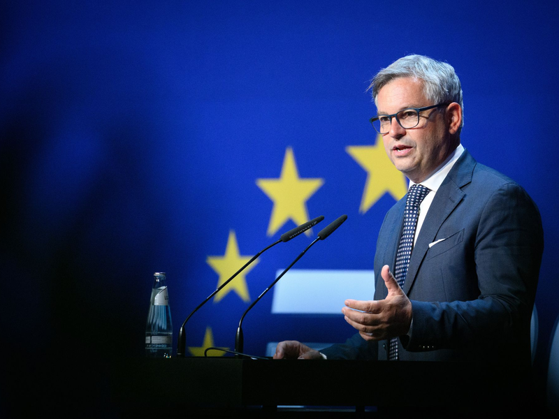 EU-Migrationskommissar Magnus Brunner setzt sich für die Abschiebung von Straftätern nach Syrien ein. (Archivbild)  - Foto: Bernd von Jutrczenka/dpa