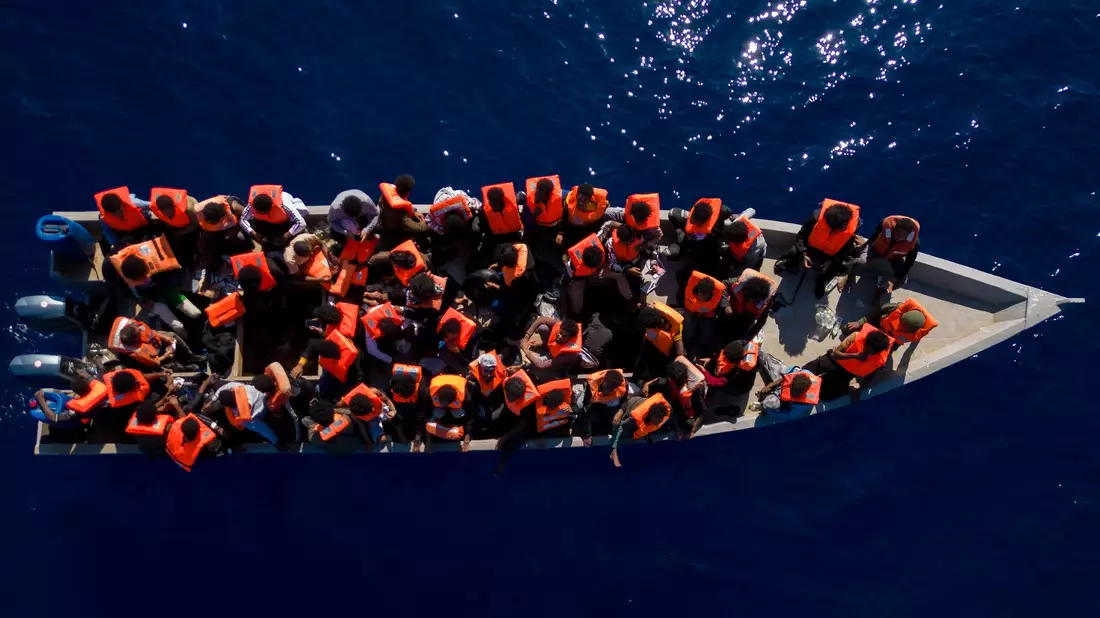 Laut Schätzungen der Vereinten Nationen gab es allein im ersten Halbjahr 2025 hunderte Todesfälle im Mittelmeer. (Archivbild) - Bild: Joan Mateu Parra/AP/dpa