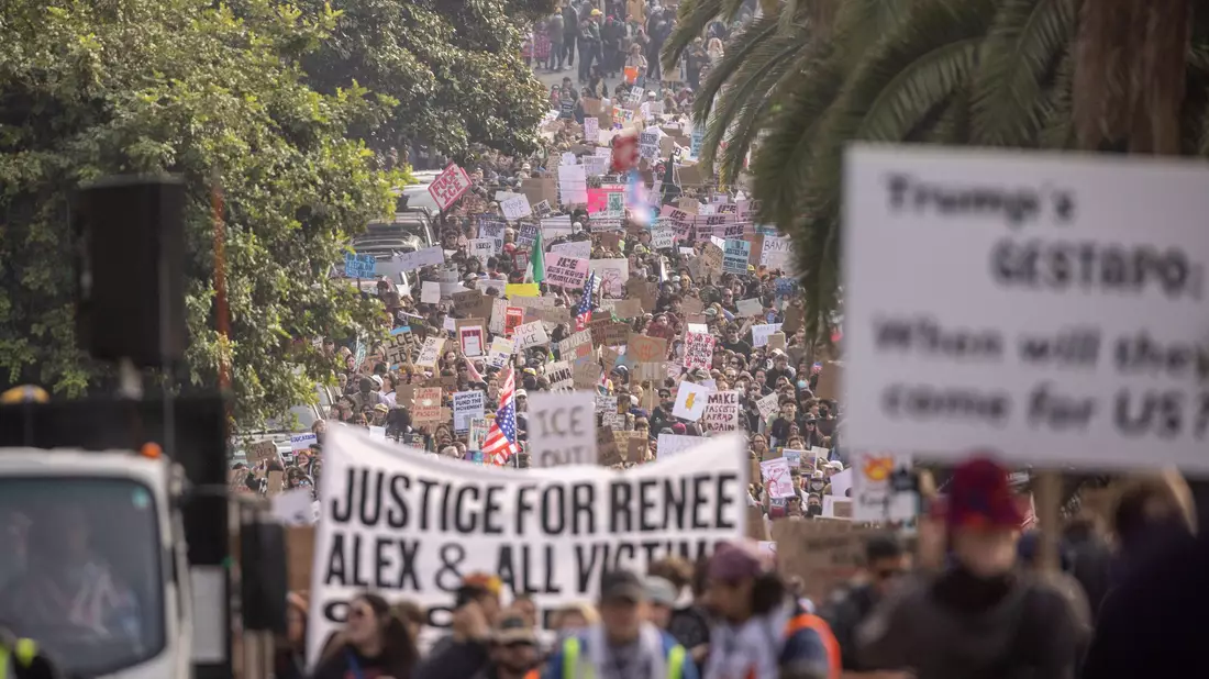 Auch in San Francisco demonstrieren viele Menschen gegen die Migrations-Politik und das Vorgehen der Bundesbehörden. - Bild: Stephen Lam/San Francisco Chronicle/AP/dpa
