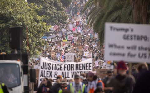 Auch in San Francisco demonstrieren viele Menschen gegen die Migrations-Politik und das Vorgehen der Bundesbehörden. - Foto: Stephen Lam/San Francisco Chronicle/AP/dpa