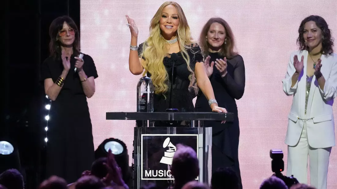 Mariah Carey freut sich über eine weitere Auszeichnung.  - Bild: Chris Pizzello/Invision/AP/dpa