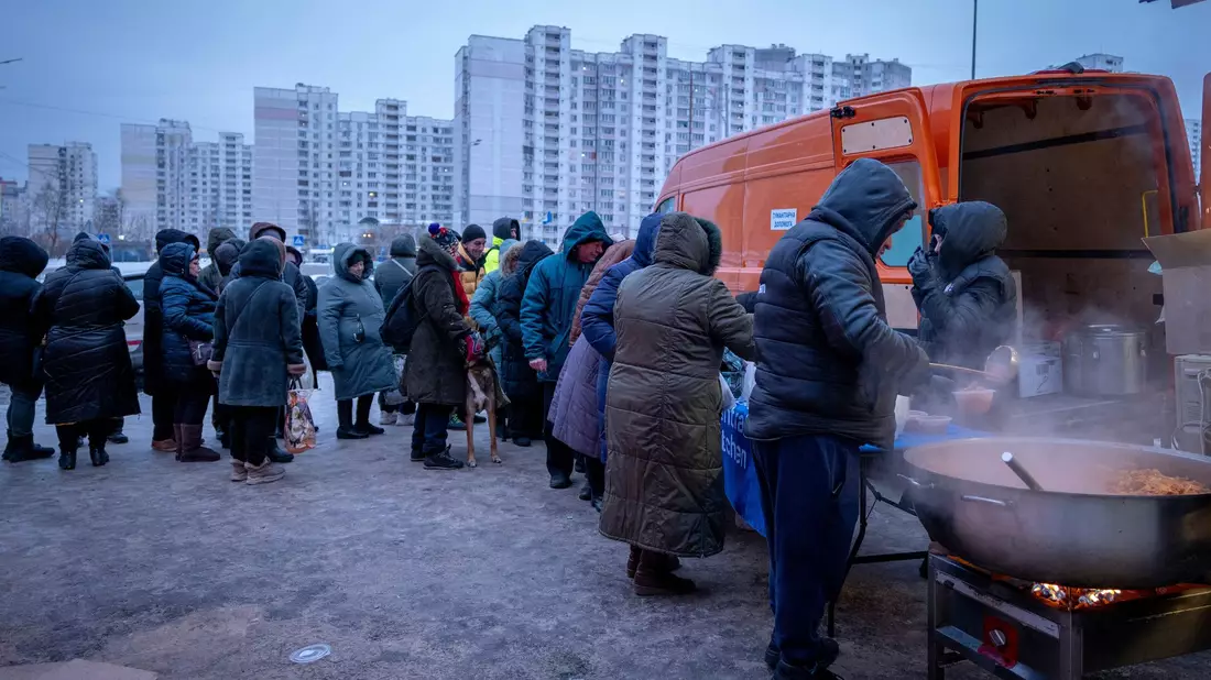 Auch ohne neue russische Angriffe auf Energieanlagen machen den Menschen in Kiew die bisherigen Schäden an der Infrastruktur täglich zu schaffen. (Archivbild) - Bild: Dan Bashakov/AP/dpa