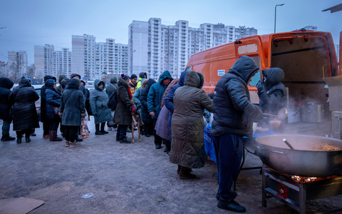 Auch ohne neue russische Angriffe auf Energieanlagen machen den Menschen in Kiew die bisherigen Schäden an der Infrastruktur täglich zu schaffen. (Archivbild) - Foto: Dan Bashakov/AP/dpa
