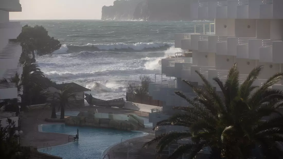 Nach dem Sturm können sich die Menschen auf Mallorca auf ein ruhigeres Wochenende mit Sonne freuen. Nächste Woche soll es wieder regnen. (Archivbild) - Bild: Clara Margais/dpa