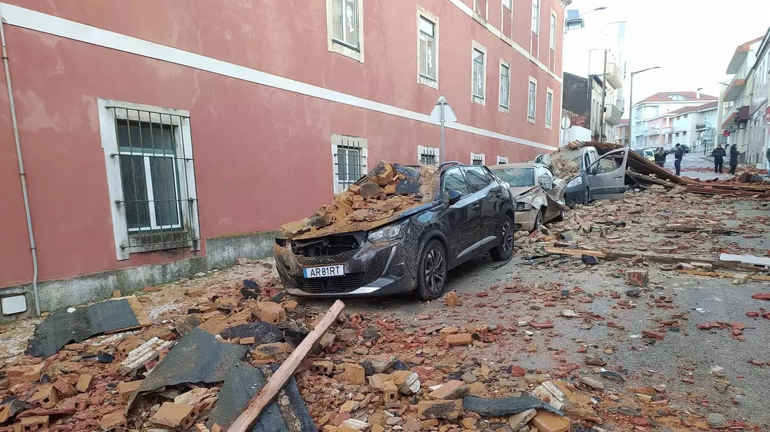 Während in Portugal die Aufräumarbeiten nach den Verwüstungen durch den Sturm «Kristin» noch in vollem Gange sind, rollen vom Atlantik her schon die nächsten Sturmtiefs an. - Bild: Jorge Lemos/AP/dpa