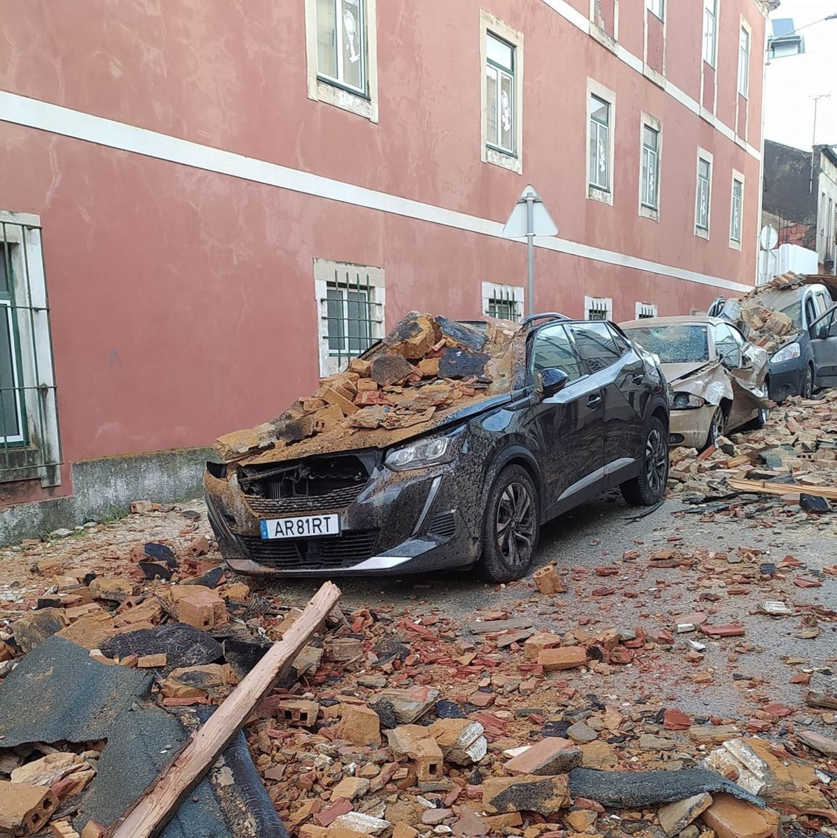 Während in Portugal die Aufräumarbeiten nach den Verwüstungen durch den Sturm «Kristin» noch in vollem Gange sind, rollen vom Atlantik her schon die nächsten Sturmtiefs an. - Foto: Jorge Lemos/AP/dpa