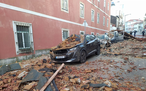 Während in Portugal die Aufräumarbeiten nach den Verwüstungen durch den Sturm «Kristin» noch in vollem Gange sind, rollen vom Atlantik her schon die nächsten Sturmtiefs an. - Foto: Jorge Lemos/AP/dpa