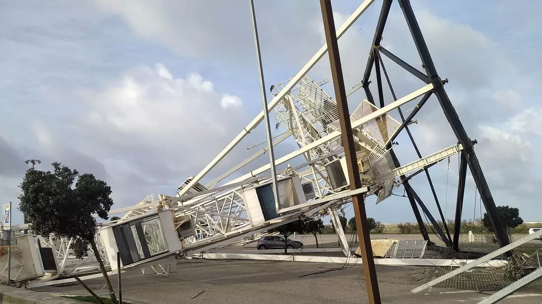 Der Sturm «Kristin» in Portugal war so heftig, dass sogar ein Riesenrad in der Hafenstadt Figueira da Foz umstürzte. Menschen kamen dabei nicht zu Schaden, da die Anlage nicht in Betrieb war.  - Bild: Jorge Lemos/AP/dpa