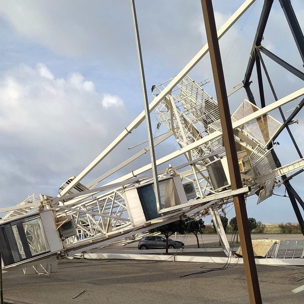 Der Sturm «Kristin» in Portugal war so heftig, dass sogar ein Riesenrad in der Hafenstadt Figueira da Foz umstürzte. Menschen kamen dabei nicht zu Schaden, da die Anlage nicht in Betrieb war.  - Foto: Jorge Lemos/AP/dpa