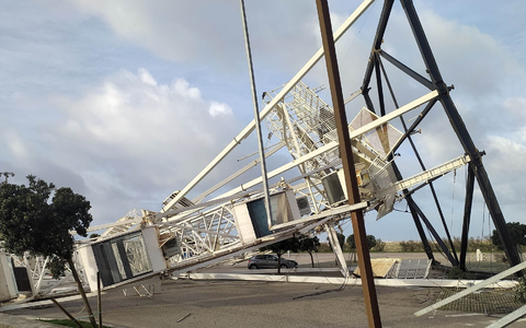 Der Sturm «Kristin» in Portugal war so heftig, dass sogar ein Riesenrad in der Hafenstadt Figueira da Foz umstürzte. Menschen kamen dabei nicht zu Schaden, da die Anlage nicht in Betrieb war.  - Foto: Jorge Lemos/AP/dpa