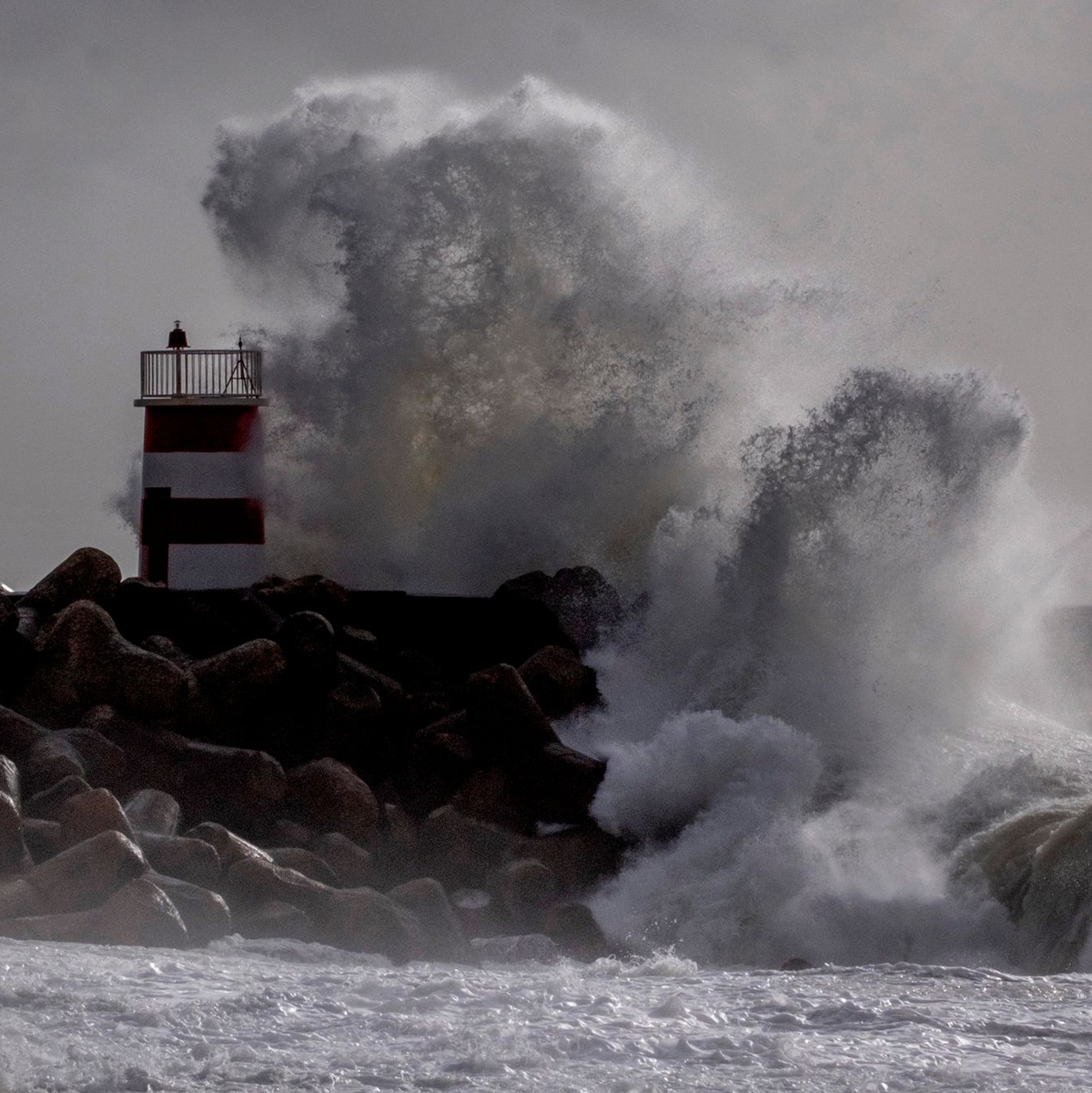 Der Atlantiksturm «Kristin» ist mit Windgeschwindigkeiten in Böen von mehr als 200 Kilometern pro Stunde über Portugal hinweggefegt. (Archivbild) - Foto: Michael Probst/AP/dpa