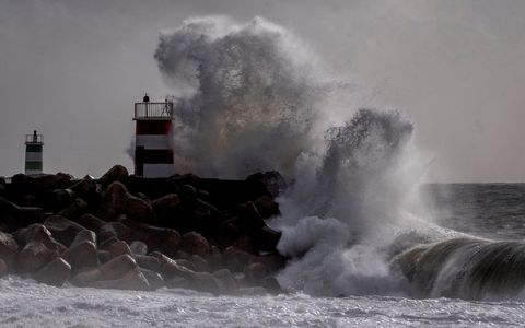 Der Atlantiksturm «Kristin» ist mit Windgeschwindigkeiten in Böen von mehr als 200 Kilometern pro Stunde über Portugal hinweggefegt. (Archivbild) - Foto: Michael Probst/AP/dpa