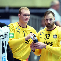 Andreas Wolff (r) hat die Torwart-Diskussion nach dem EM-Hauptrundenspiel gegen Dänemark kritisiert. - Foto: Sina Schuldt/dpa