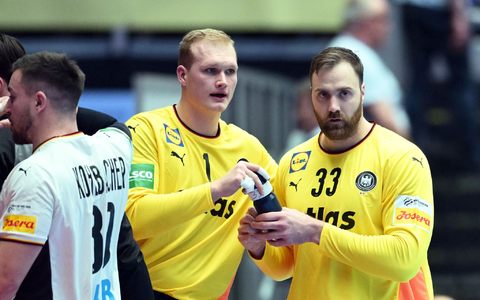 Andreas Wolff (r) hat die Torwart-Diskussion nach dem EM-Hauptrundenspiel gegen Dänemark kritisiert. - Foto: Sina Schuldt/dpa