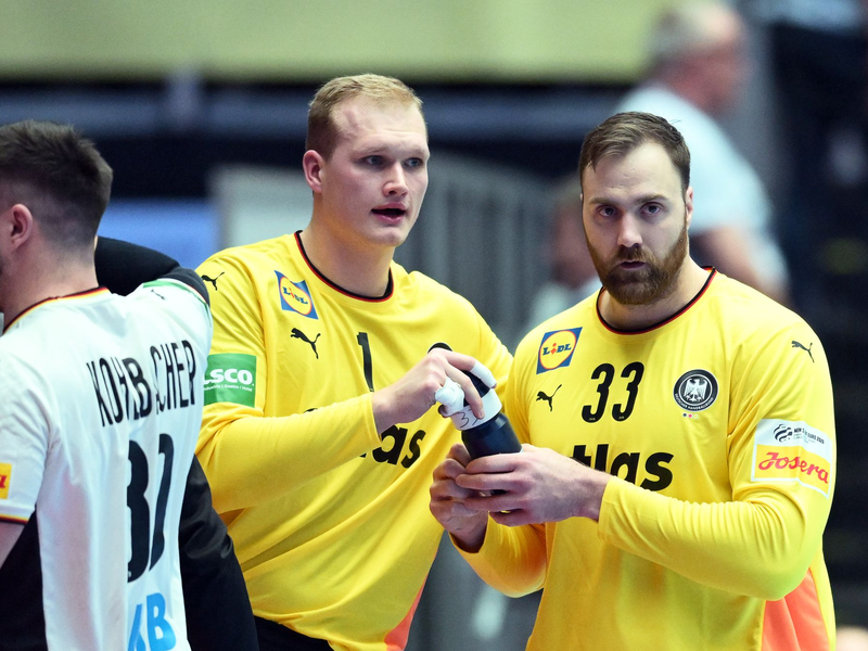 Andreas Wolff (r) hat die Torwart-Diskussion nach dem EM-Hauptrundenspiel gegen Dänemark kritisiert. - Foto: Sina Schuldt/dpa