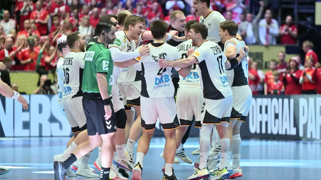 Die deutschen Handballer möchten auch im EM-Endspiel gegen Dänemark jubeln. - Bild: Sina Schuldt/dpa