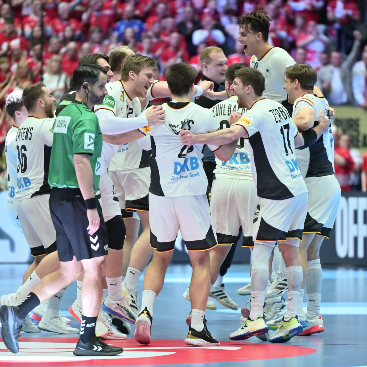 Die deutschen Handballer möchten auch im EM-Endspiel gegen Dänemark jubeln. - Foto: Sina Schuldt/dpa