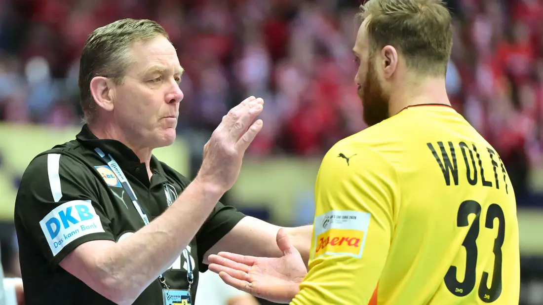 Wollen den maximalen Erfolg: Bundestrainer Alfred Gislason (l) und Torwart Andreas Wolff (r). - Bild: Sina Schuldt/dpa