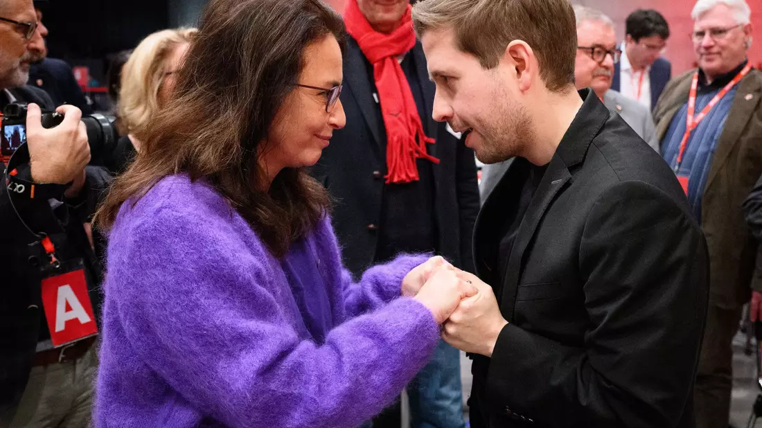 Kevin Kühnert und DGB-Chefin Yasmin Fahimi beim SPD-Parteitag 2023 –  heute beraten sie in einer DGB-Kommission über die Rente. (Archivbild) - Bild: Bernd von Jutrczenka/dpa