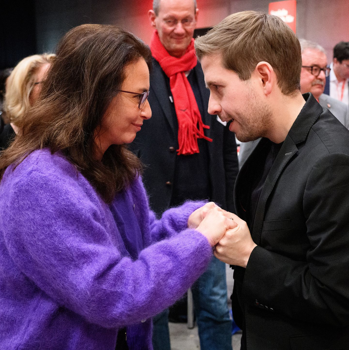 Kevin Kühnert und DGB-Chefin Yasmin Fahimi beim SPD-Parteitag 2023 –  heute beraten sie in einer DGB-Kommission über die Rente. (Archivbild) - Foto: Bernd von Jutrczenka/dpa