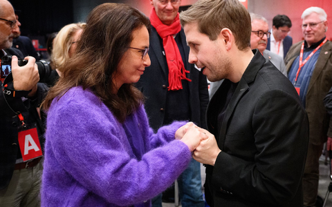 Kevin Kühnert und DGB-Chefin Yasmin Fahimi beim SPD-Parteitag 2023 –  heute beraten sie in einer DGB-Kommission über die Rente. (Archivbild) - Foto: Bernd von Jutrczenka/dpa