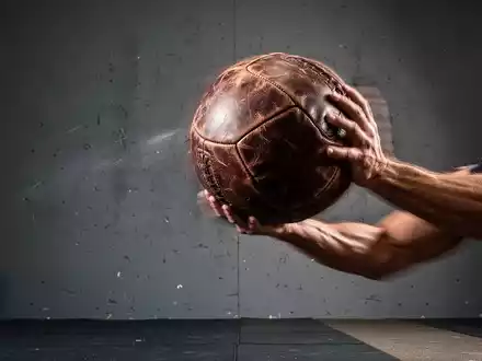 Medizinball: So steigern Sie mit Rotationswürfen Ihre Rumpfkraft - Foto: über boerse-global.de