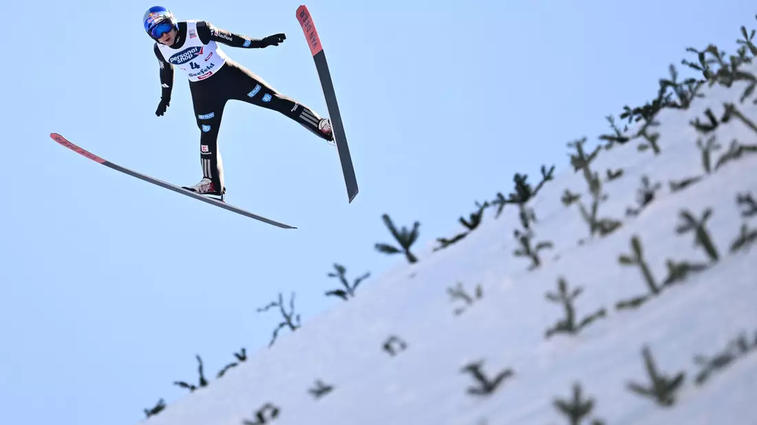 Vinzenz Geiger feiert den Sieg in Seefeld. - Bild: Barbara Gindl/APA/dpa