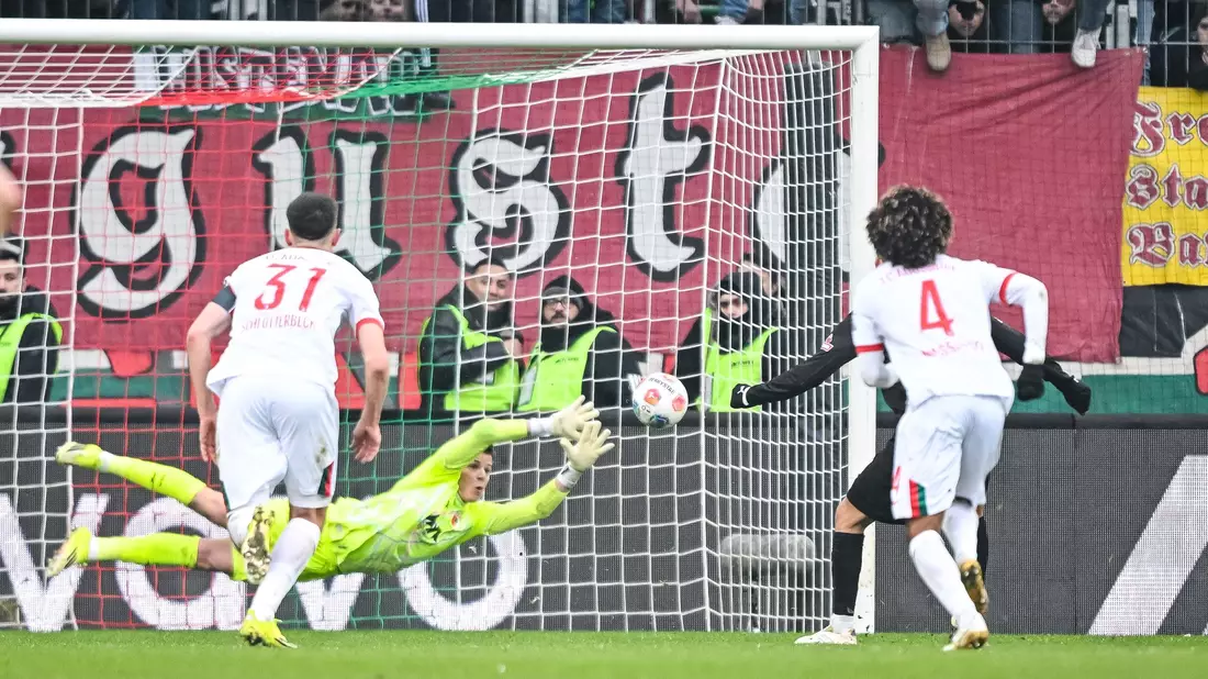 Danel Senani (rechts verdeckt) verwandelt den Elfmeter für St. Pauli  - Bild: Harry Langer/dpa