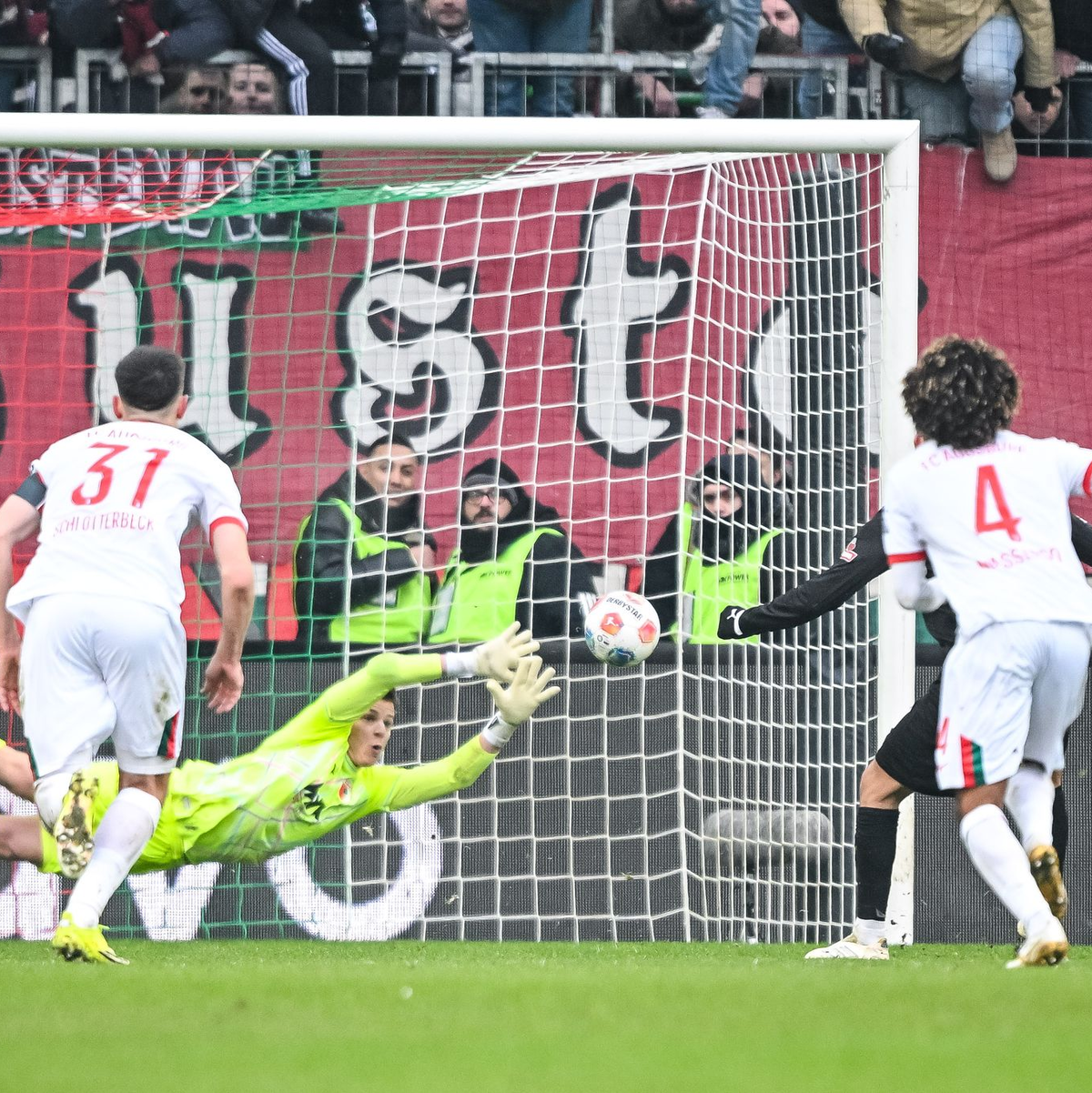 Danel Senani (rechts verdeckt) verwandelt den Elfmeter für St. Pauli  - Foto: Harry Langer/dpa