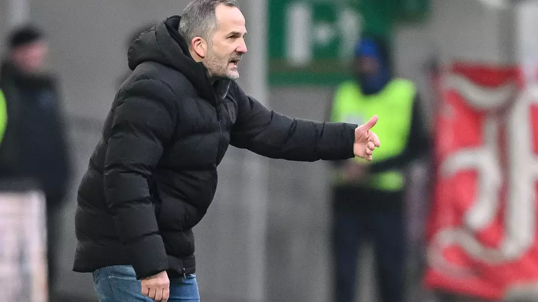 Sieg im 100. Bundesligaspiel als Trainer: Augsburgs Manuel Baum. - Bild: Harry Langer/dpa