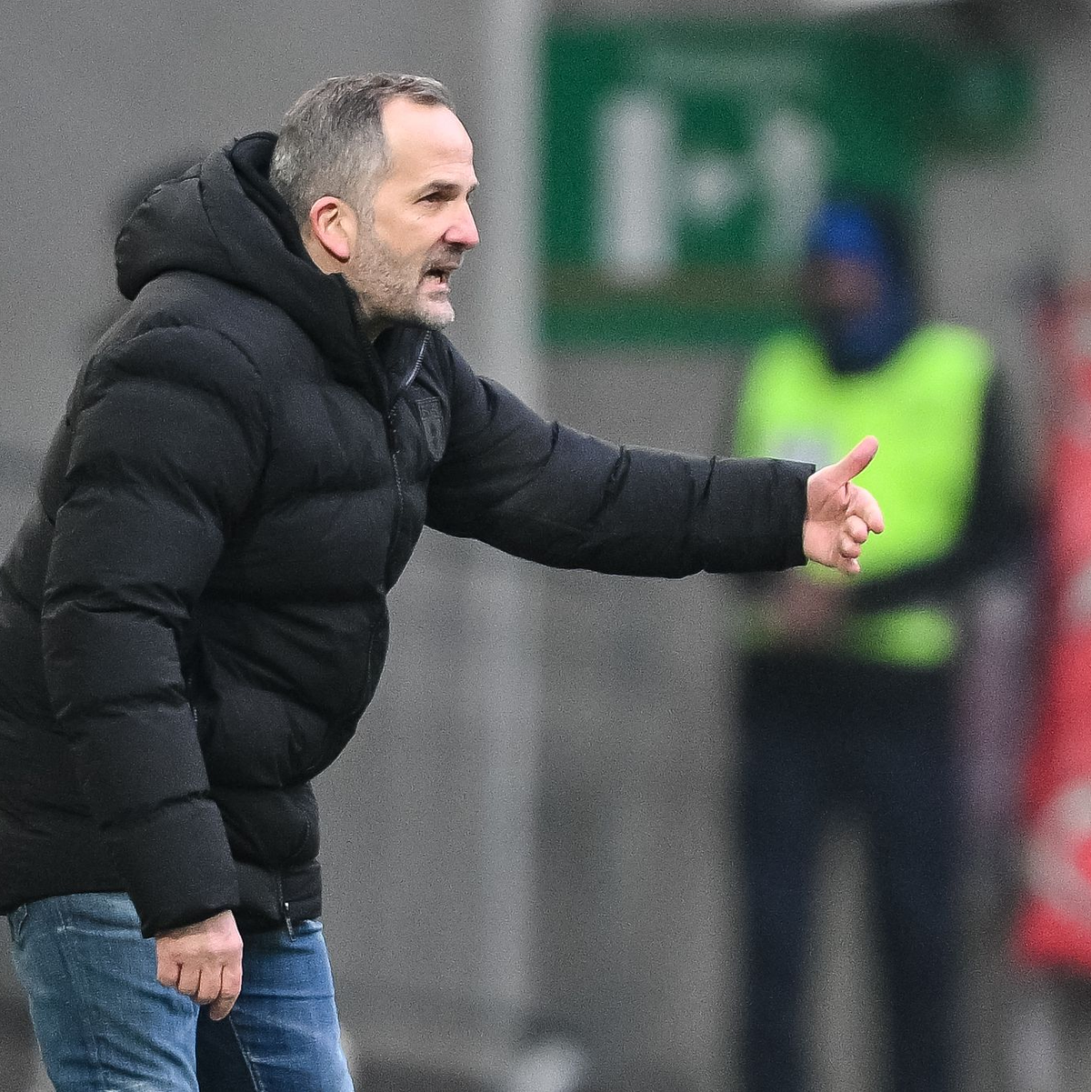 Sieg im 100. Bundesligaspiel als Trainer: Augsburgs Manuel Baum. - Foto: Harry Langer/dpa