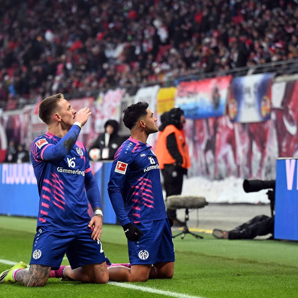 Nadiem Amiri (r) und Phillip Tietz feiern sich für den Ausgleich. - Foto: Jennifer Brückner/dpa