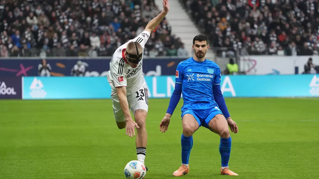 Eintracht Frankfurt und Rasmus Kristensen (l) sind weiter am Straucheln. - Bild: Marc Schüler/dpa