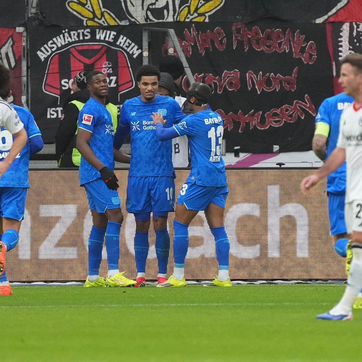 Leverkusen jubelt in Frankfurt. - Foto: Marc Schüler/dpa