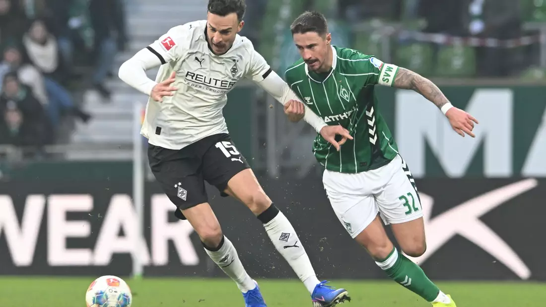Gladbachs Torschütze Haris Tabakovic (l) im Zweikampf mit Marco Friedl. - Bild: Carmen Jaspersen/dpa