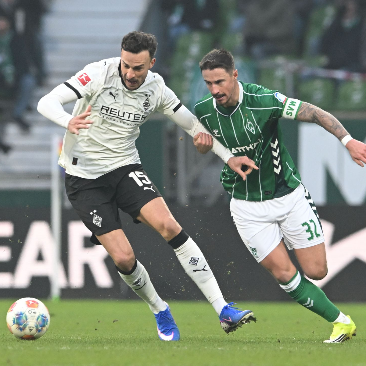 Gladbachs Torschütze Haris Tabakovic (l) im Zweikampf mit Marco Friedl. - Foto: Carmen Jaspersen/dpa