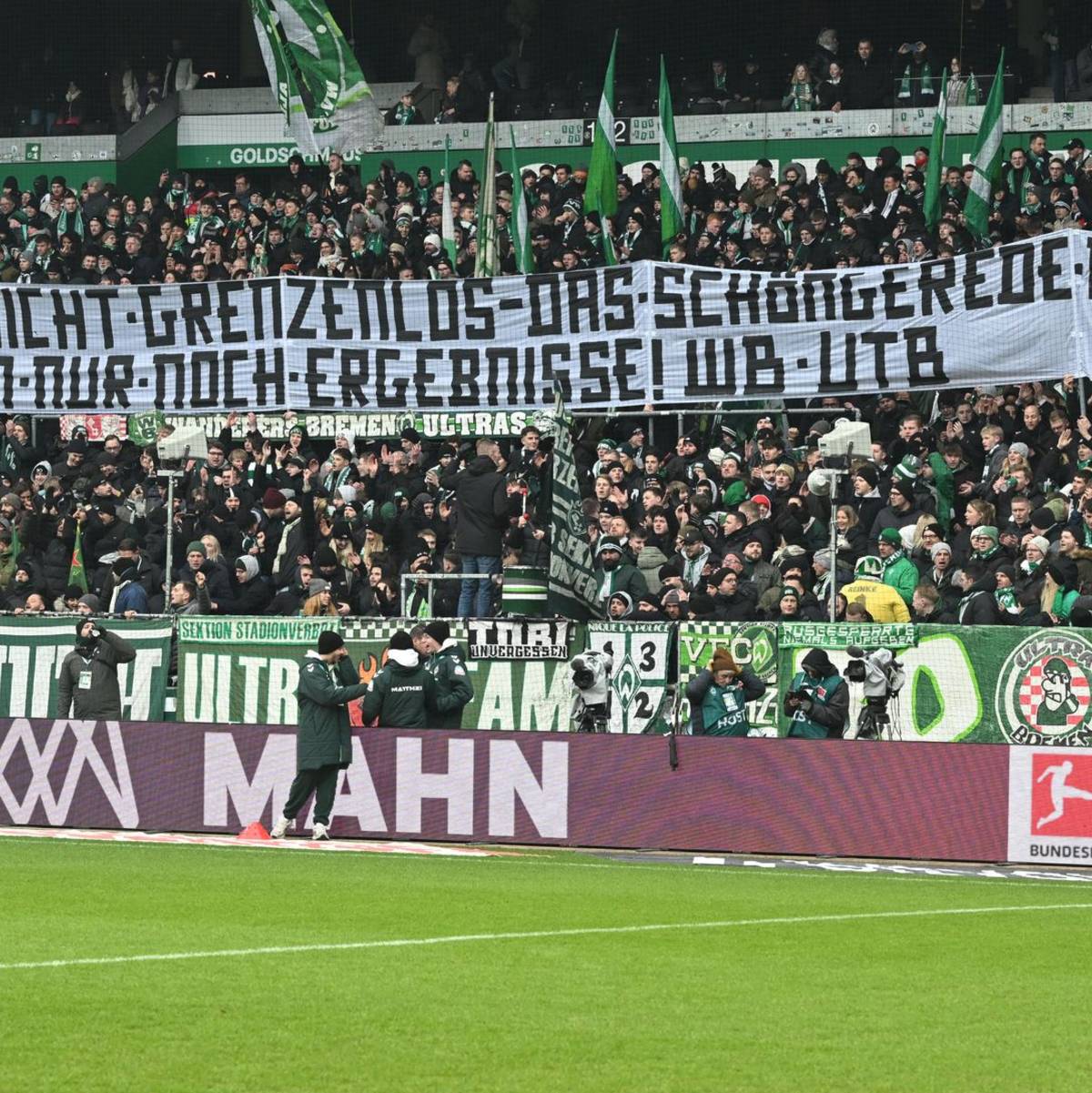 Ein kritisches Fan-Banner beim Werder-Spiel gegen Borussia Mönchengladbach. - Foto: Carmen Jaspersen/dpa